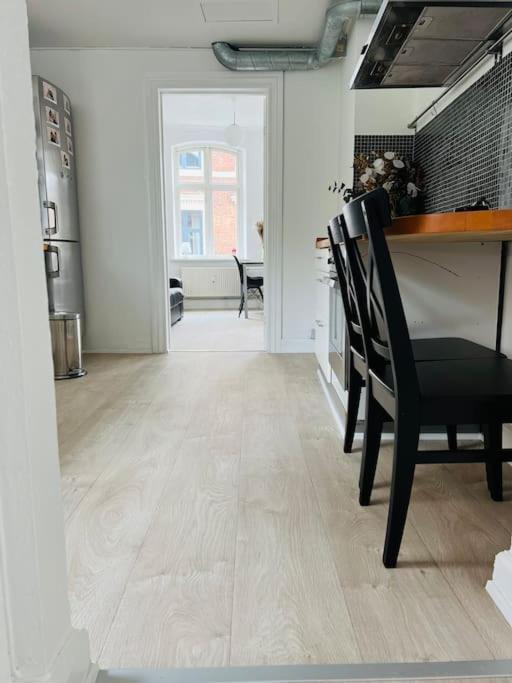Lovely 1-bedroom In C Lejlighed Århus